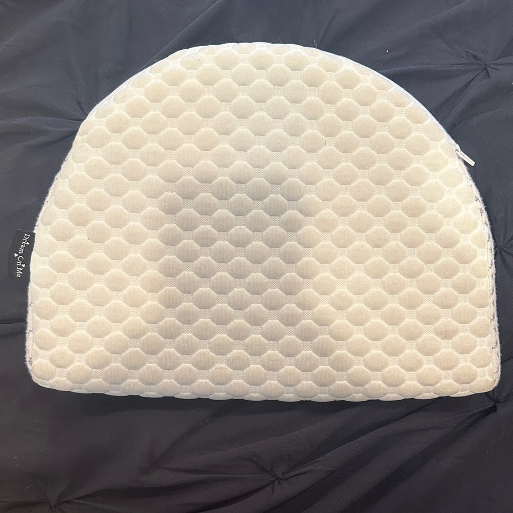 Dream On Me wedge Pillow